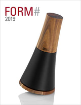 Holz- und schwarzer Kunststoff-Objekt, konisch geformt, auf weißem Hintergrund, mit "AdHoc" Logo.