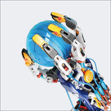 Roboterarm hält eine blaue Glaskugel, mit Kabeln und mechanischen Komponenten.