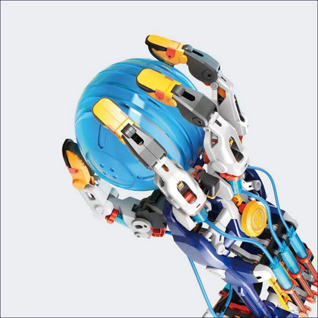 Roboterarm hält eine blaue Glaskugel, mit Kabeln und mechanischen Komponenten.