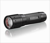 Schwarze LED-Lenser Taschenlampe mit Text "LEDLENSER P7 Core" auf der Seite, auf weißem Hintergrund.