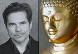 Porträt eines Mannes auf der linken Seite, rechts eine goldene Buddha-Statue mit geschlossenen Augen.
