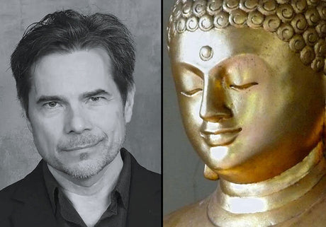 Porträt eines Mannes auf der linken Seite, rechts eine goldene Buddha-Statue mit geschlossenen Augen.