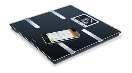 Digitale Personenwaage mit Smartphone auf der Oberfläche, zeigt Gewicht und Körperdaten.