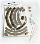Bauanleitung für ein Tisch-Planetarium, mit Papierteilen, Holzstücken, Kugeln, Schrauben und Stäbchen.