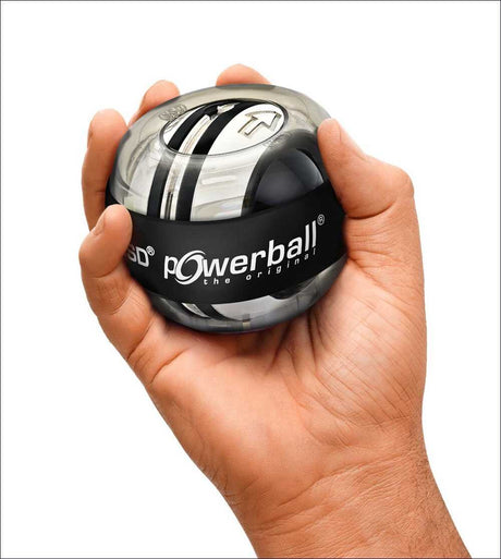 Hand hält einen schwarzen Powerball mit schwarzem und weißen Design und Logo auf schwarzem Band.