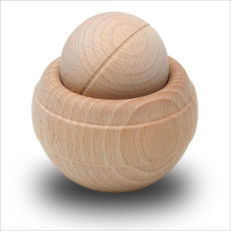 Rundes, naturfarbenes Holzobjekt mit einer kleineren Holzkugel darin, alles auf weißem Hintergrund.