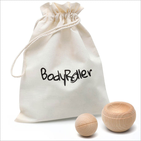 Stoffbeutel mit "Body Roller"-Aufdruck, daneben zwei runde Holz-Objekte.