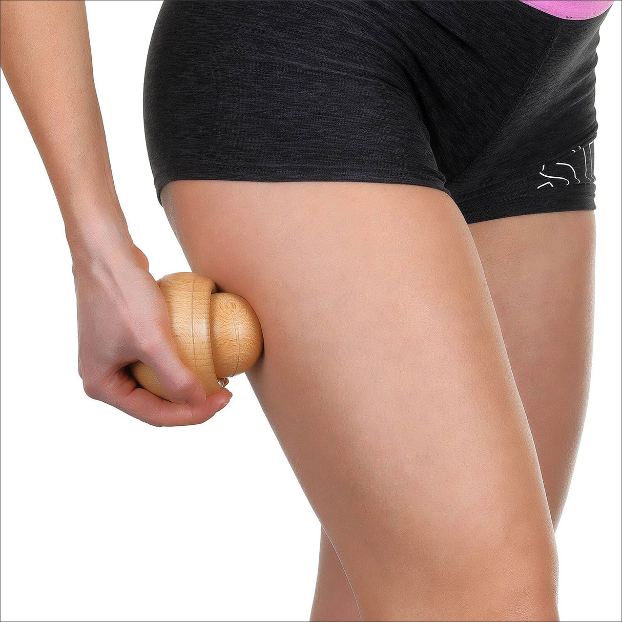 Person hält einen Holz-Roller gegen die Hüfte, trägt schwarze Shorts und pinkes Oberteil.