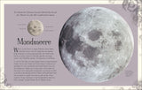 Großer Vollmond mit Kratern, rechts, und Text auf der linken Seite über den Mond und seine Namen.