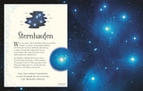 Infografik über Sternhaufen, mit Text und Illustration von offenen Sternhaufen, vor Sternenhimmel mit vielen Sternen.