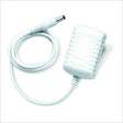 Weißer medizinischer Kabel-Adapter mit Stecker und Netzteil auf weißem Hintergrund.
