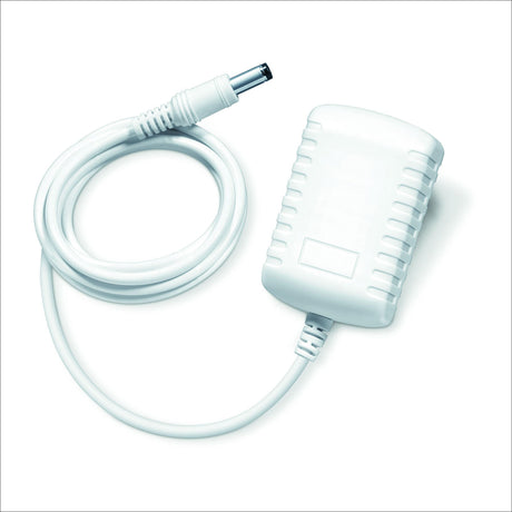 Weißer medizinischer Kabel-Adapter mit Stecker und Netzteil auf weißem Hintergrund.