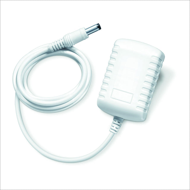 Weißer medizinischer Kabel-Adapter mit Stecker und Netzteil auf weißem Hintergrund.