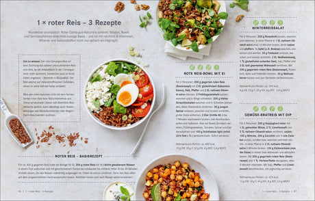 Bunte Reisschale mit Ei, Tomaten, Salat und Feta, daneben ein Salat mit Walnüssen und ein Gericht mit Kichererbsen und Zucchini.
