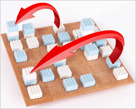 Spielbrett mit blauen und weißen Figuren, rote Pfeile zeigen eine Bewegung.