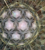 Kaleidoskopartige Spiegelung mit Text "BONNE PIOCHE" und "LOW MEDIA" in einem runden, reflektierenden Objekt.