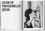 Schwarz-weiß-Foto einer Frau mit geschlossenen Augen, die durch ein Fenster schaut, mit eleganten Ohrringen und dunklem Haar.