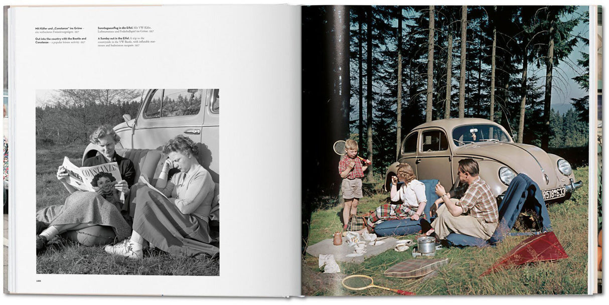 Familienpicknick im Wald mit Auto, Kinder und Erwachsene, sitzend auf Decke, mit Geschirr und Rucksack.