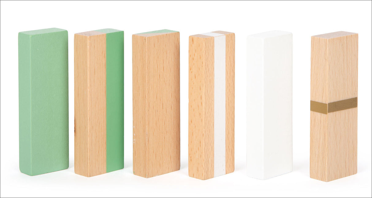 Sechs Holz- und Schaumstoffblöcke in verschiedenen Farben und Mustern, aufgereiht nebeneinander.
