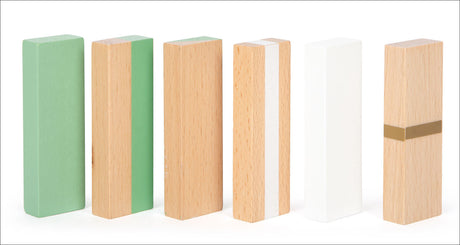 Sechs Holz- und Schaumstoffblöcke in verschiedenen Farben und Mustern, aufgereiht nebeneinander.