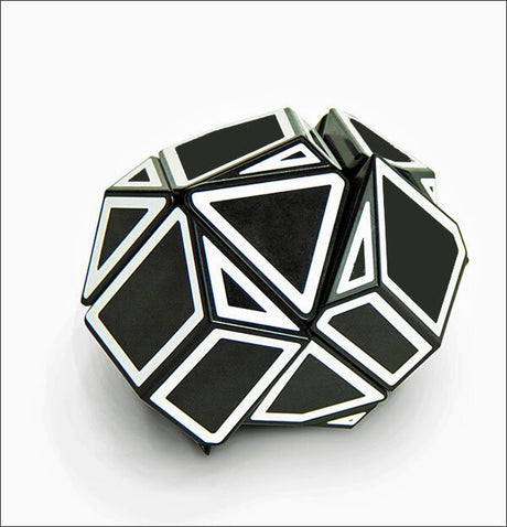 Ein schwarzer und weißer, geometrischer, kugelähnlicher Puzzle-Würfel mit verschiedenen dreieckigen und quadratischen Flächen.