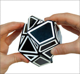 Zwei Hände halten einen schwarzen und weißen Zauberwürfel mit geometrischen Mustern.