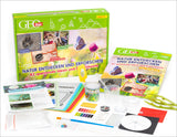 Experimentierset mit Büchern, Bechern, Werkzeugen, Papier, Farben und Naturmaterialien für Kinder ab 8 Jahren.