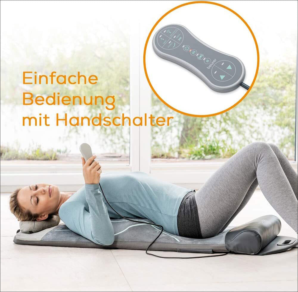 Frau liegt auf einer Matte mit Nackenstütze, hält eine Fernbedienung, Text: "Einfache Bedienung mit Handschalter".