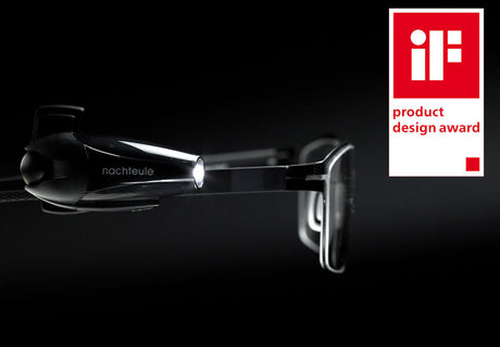Dunkle Brille mit integriertem Licht, daneben ein iF Design Award-Logo auf schwarzem Hintergrund.