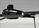Schwarze Stirnlampe mit dem Schriftzug "nachtule" und einem LED-Licht, auf einer weißen Oberfläche.