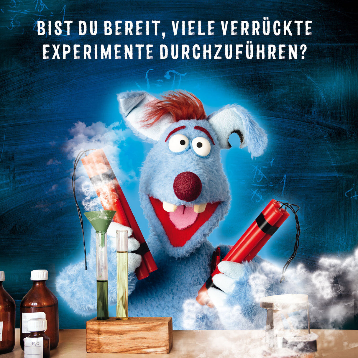 Ein blauer, puppenartiger Hund mit roter Nase und roten Haaren, hält zwei rote Raketen, umgeben von Chemie-Experimenten und Rauch.