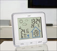 Digitales Wetter- und Raumklima-Display mit Uhr, Temperatur, Luftfeuchtigkeit und Wetteranzeige.