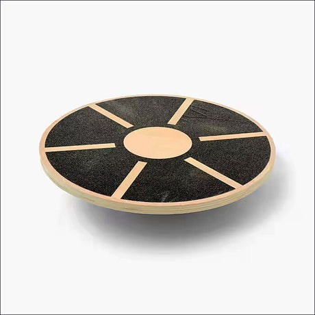 Rundes Holzbrett mit schwarzen Segmente und beige Linien, auf weißem Hintergrund.