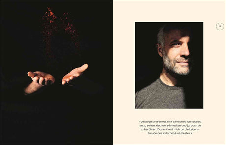 Linke Seite: Hände halten rote Gewürze. Rechte Seite: Nahaufnahme eines lächelnden Mannes mit grauem Bart.