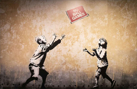 Zwei Kinder spielen mit einem Ball, der in der Luft fliegt, über einem Graffiti-Hintergrund mit "No Ball Games"-Schild.