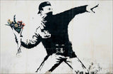 Schwarz-weiße Streetart eines Mannes mit erhobenem Arm, der eine Blumenstrauß hält.