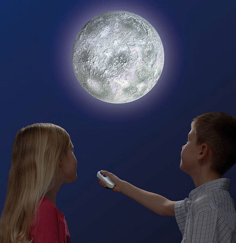 Zwei Kinder schauen auf den Vollmond, einer hält eine Fernbedienung in der Hand.