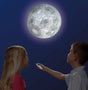 Zwei Kinder schauen auf den Vollmond, einer hält eine Fernbedienung in der Hand.