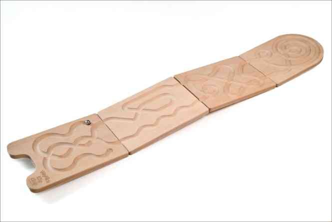 Holzspielzeug mit drei verbundenen, beweglichen Teilen, die mit Mustern und Linien verziert sind.