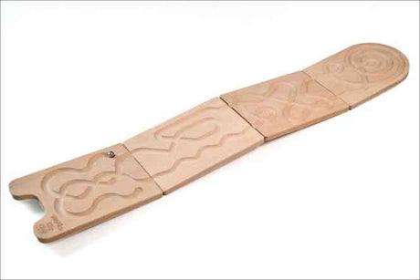 Holzspielzeug mit drei verbundenen, beweglichen Teilen, die mit Mustern und Linien verziert sind.