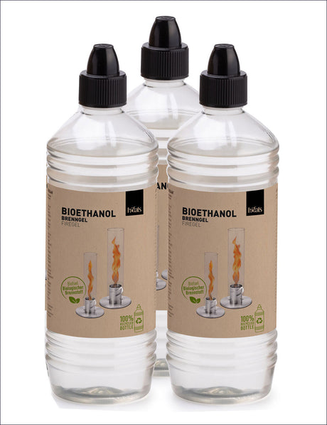 Drei transparente Flaschen mit Bioethanol, mit schwarzen Tropfenzylindern und Etiketten.
