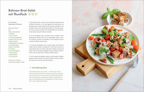 Bohnensalat mit Thunfisch auf einem weißen Teller mit Croutons, Tomaten, grünen Bohnen, Zwiebeln und Basilikum
