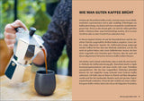 Person gießt Kaffee aus einer Espressokanne in eine Tasse.