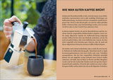 Person gießt Kaffee aus einer Espressokanne in eine schwarze Tasse.