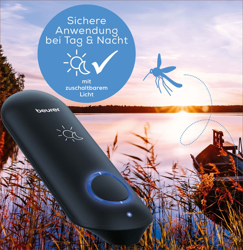 Mückenschutzgerät mit zuschaltbarem Licht, gegen Tag und Nacht, vor einem See bei Sonnenuntergang.