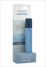 Ein blauer personaler Wasserfilter-Strohhalm in Originalverpackung mit Verpackungstexten auf weißem Hintergrund.
