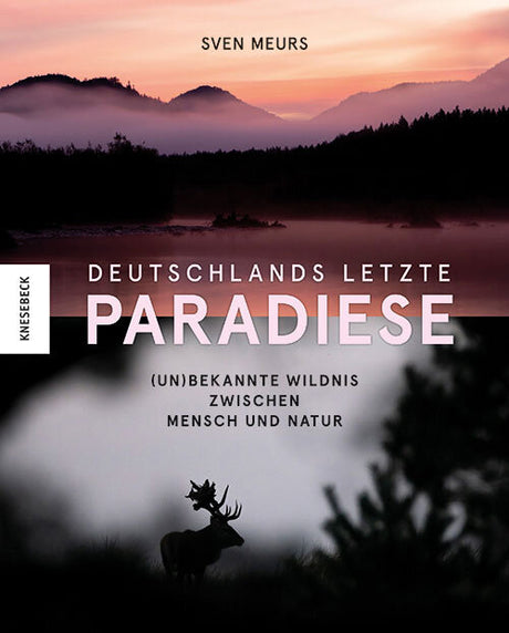 Buchcover mit Berglandschaft, Nebel, Wasser und einem Hirsch im Vordergrund, Titel "Deutschlands letzte Paradiese".