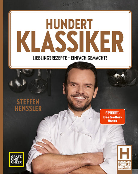 Buchcover mit einem lächelnden Koch in Weiß, hinter ihm schwarze Wand mit Kochutensilien, Titel "Hundert Klassiker"