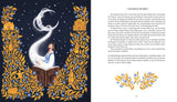 Mädchen liest unter einem Mond, umgeben von goldenen und blauen Blumen, mit Sternen und einer schützenden Mantel.