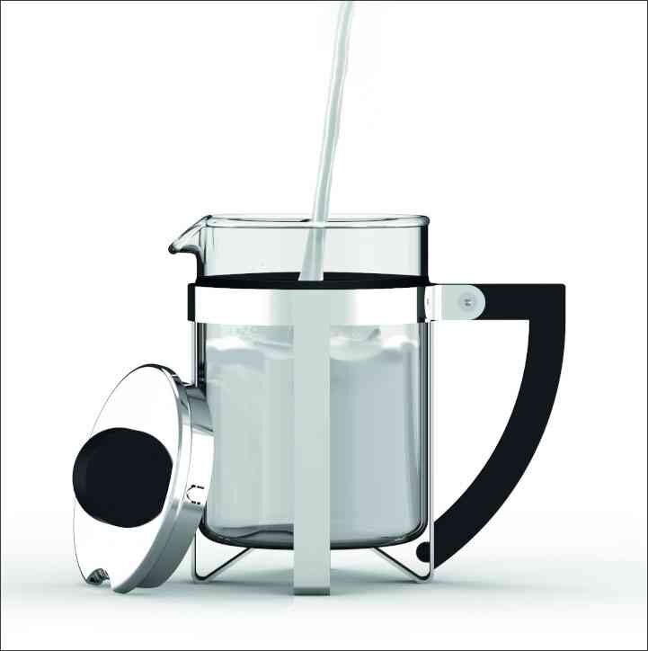 Glas-Karaffe mit Wasser, Deckel liegt daneben, auf weißem Hintergrund.
